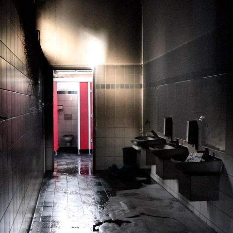 Eine ausgebrannte Schultoilette einer Einrichtung in Frankfurt