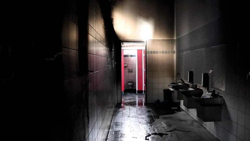 Eine ausgebrannte Schultoilette einer Einrichtung in Frankfurt