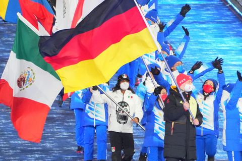 Bei der Abschlussfeier tragen Athleten die Fahnen ins Stadion