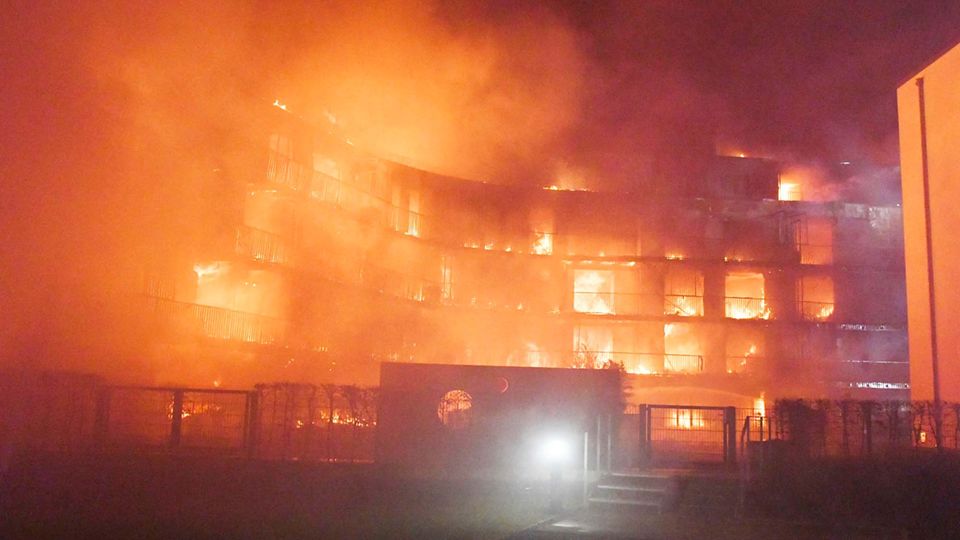 Essen: Flammen schlagen aus einem Wohnkomplex in voller Breite.