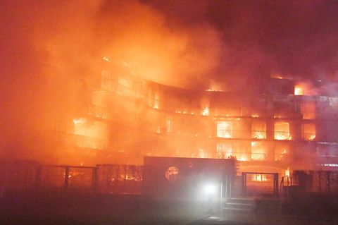 Essen: Flammen schlagen aus einem Wohnkomplex in voller Breite.