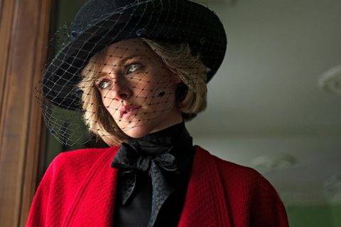 Wiederauferstehung im Kino: Kristen Stewart als Diana Spencer (l.) im gleichen Outfit wie die echte Diana in Sandringham 1993.