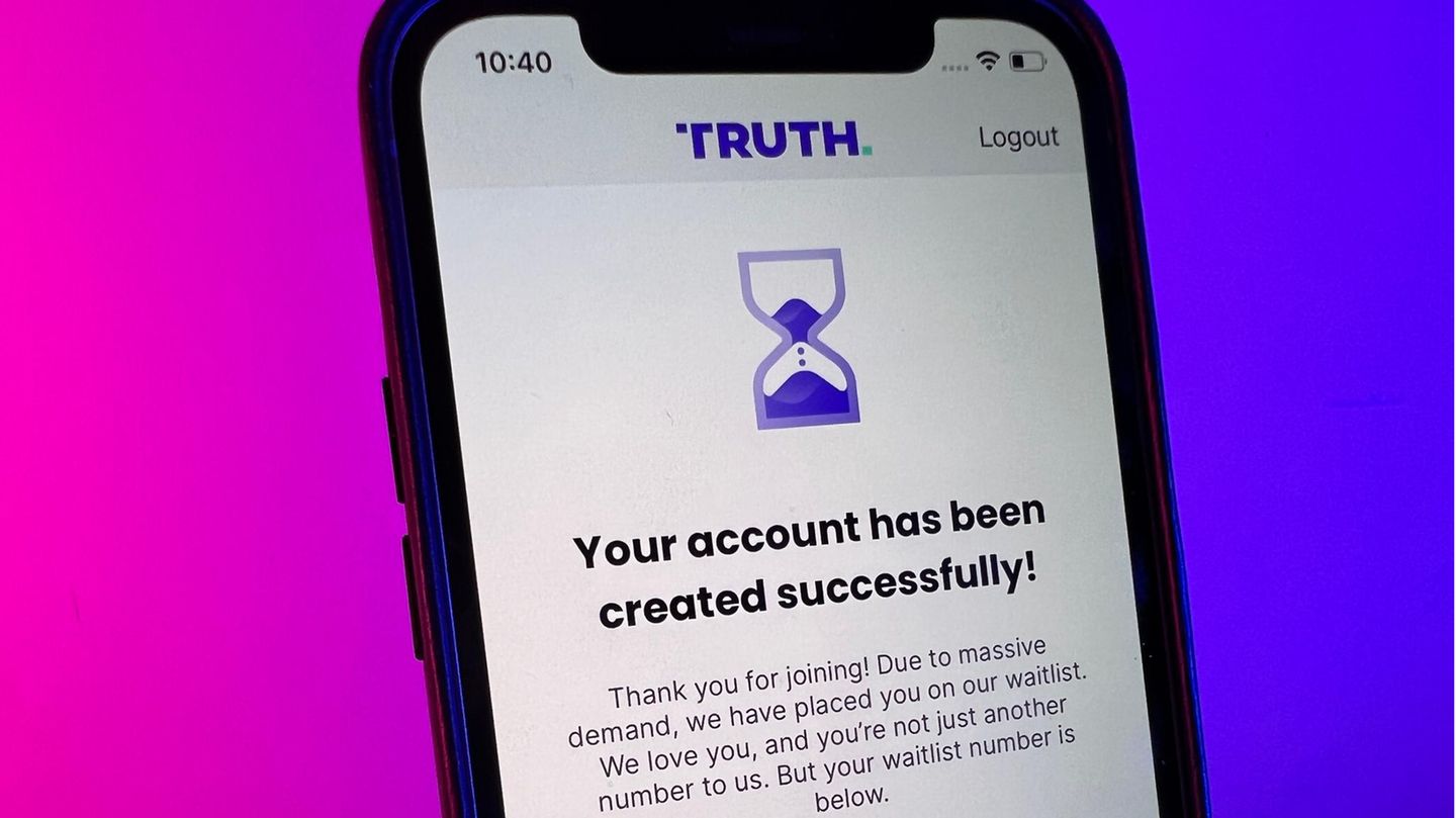 Donald Trumps Social-Media-App "Truth Social" auf einem iPhone 12