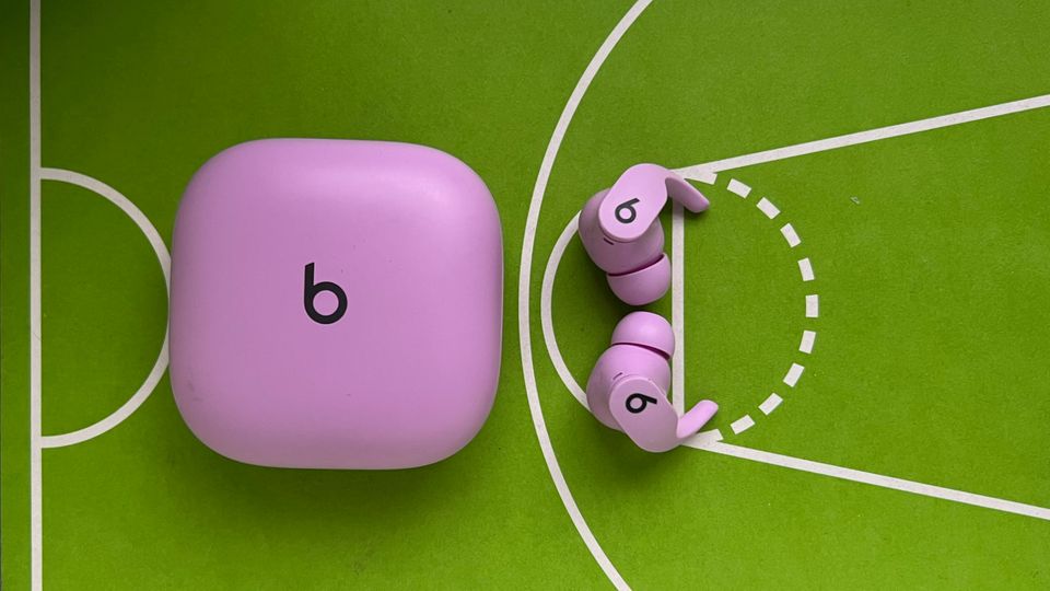 Neue Kopfhörer : Anders als bei den stets nur in Weiß erhältlichen Airpods gibt's die neuen Beats auch in den bekannt bunten Farben. Neben Schwarz, Weißgrau stehen sie auch im schicken Hellviolett zur Verfügung. Anders als bei den stets nur in Weiß erhältlichen Airpods gibt's die neuen Beats auch in den bekannt bunten Farben. Neben Schwarz, Weißgrau stehen sie auch im schicken Hellviolett zur Verfügung.