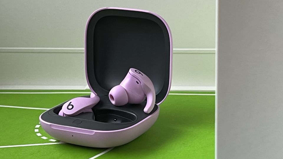 Neue Kopfhörer : Die Ladeschale versorgt die Beats Fit Pro mit bis zu drei zusätzlichen Ladungen. Leider ist das Scharnier nicht so stabil, wie man es erwarten würde Die Ladeschale versorgt die Beats Fit Pro mit bis zu drei zusätzlichen Ladungen. Leider ist das Scharnier nicht so stabil, wie man es erwarten würde