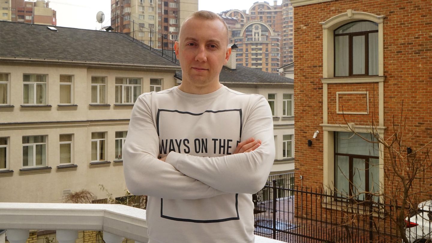 Stanislav Aseyev vor dem Panorama von Kiew