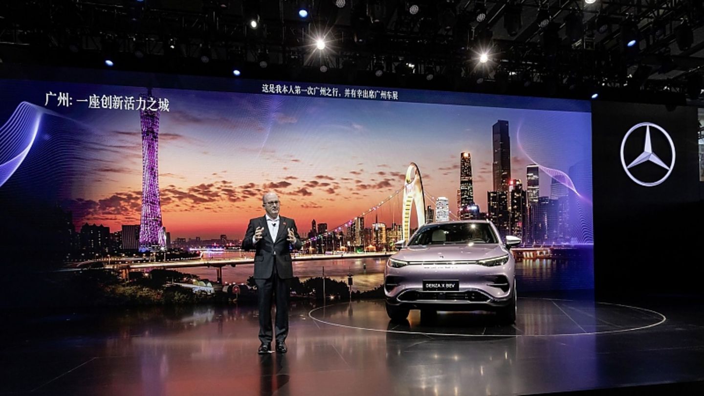 Jan Madeja Präsident CEO Beijing Mercedes Benz Sales Service stellt den neuen Denza X vor