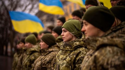 Ukraine-Krise: Soldatinnen und Soldaten der ukrainischen Armee posieren für ein Foto am "Tag der Einheit"