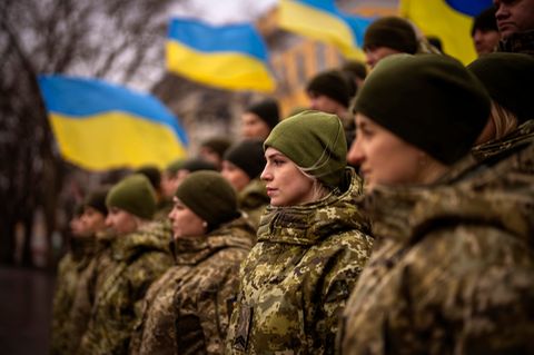 Ukraine-Krise: Soldatinnen und Soldaten der ukrainischen Armee posieren für ein Foto am "Tag der Einheit"