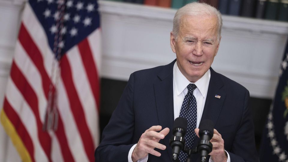 USA child poverty corona US President Joe Biden gives a speech