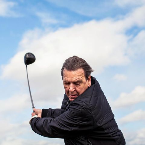 Gerhard Schröder. Er konnte sich früher nie vorstellen, einmal Golf zu spielen. Da habe man ja gar keinen Gegner, sagte er