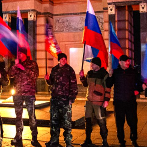 Einwohner von Lugansk, die die Anerkennung der Unabhängigkeit der Volksrepubliken Donezk und Lugansk durch Russland feiern