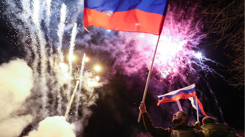 Separatisten feiern Anerkennung Russlands Separatisten feiern Anerkennung Russlands