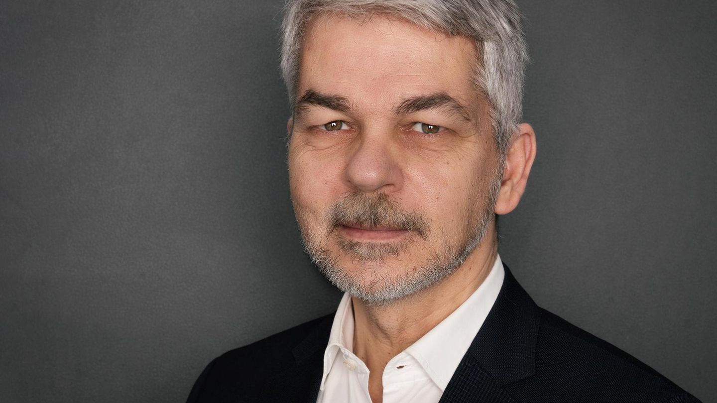 Prof. Dr. Carlo Antonio Masala; Professor für Internationale Politik, Metis Institut für Strategie und Vorausschau, Universität der Bundeswehr, München. Prof. Dr. Carlo Masala studierte 1988-1992 an den Universitäten Köln und Bonn Politikwissenschafte... Prof. Dr. Carlo Antonio Masala, Professor für Internationale Politik über den Russland-Konflikt