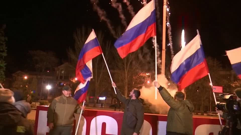 Video: Jubel in Donezk, Unverständnis in Kiew Video: Jubel in Donezk, Unverständnis in Kiew