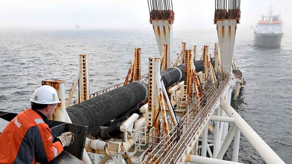 Das Verlegeschiff "Audacia" verlegt in der Ostsee vor der Insel Rügen Rohre für die Gaspipeline Nord Stream 2.