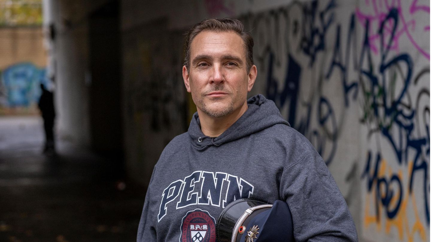 Bis heute sei bei der Polizei kein einziges Disziplinierverfahren gegen ihn gelaufen, das ist dem Kriminalhauptkommissar ganz wichtig. Oliver von Dobrowolski verstößt nicht gegen geschriebene Regeln – es sind die ungeschriebenen, die er ignoriert. Und man lässt es ihn spüren