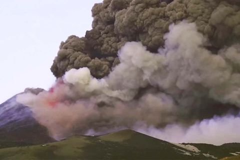 Vulkanausbruch: Ätna weiter aktiv: Zehn Kilometer hohe Aschewolke verdunkelt den Himmel