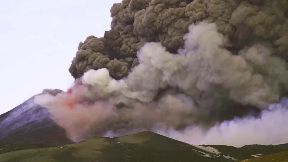 Vulkanausbruch: Ätna weiter aktiv: Zehn Kilometer hohe Aschewolke verdunkelt den Himmel