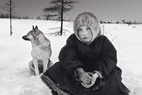 Sibirien, 2016: Oksana, ein junges Mädchen, ruht an seinem Lagerplatz in der Arktis. Sie gehört zum indigenen Volk der Nenzen, das mit Rentierherden durch die Tundra zieht