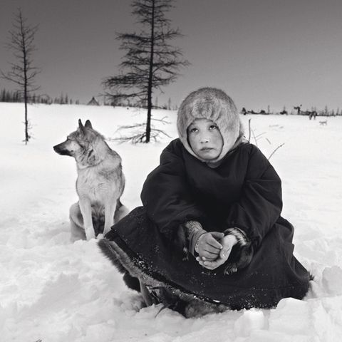 Sibirien, 2016: Oksana, ein junges Mädchen, ruht an seinem Lagerplatz in der Arktis. Sie gehört zum indigenen Volk der Nenzen, das mit Rentierherden durch die Tundra zieht