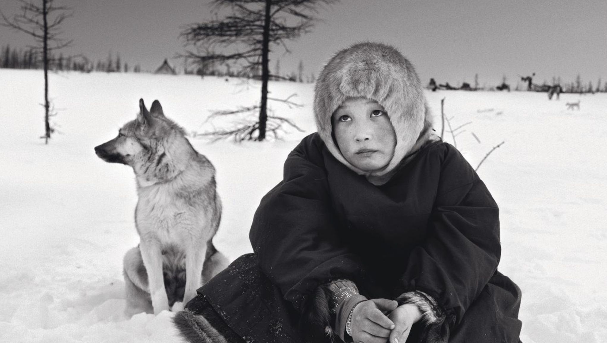 Sibirien, 2016: Oksana, ein junges Mädchen, ruht an seinem Lagerplatz in der Arktis. Sie gehört zum indigenen Volk der Nenzen, das mit Rentierherden durch die Tundra zieht