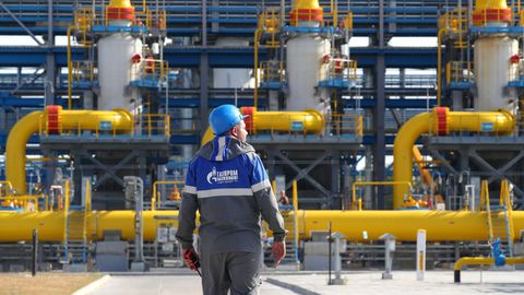 Ein Gazprom-Mitarbeiter in Slavyanskaya, dem Start-Punkt von Nordstream2