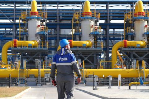 Ein Gazprom-Mitarbeiter in Slavyanskaya, dem Start-Punkt von Nordstream2