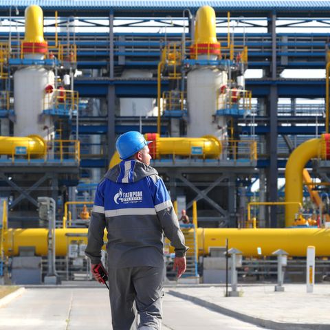 Ein Gazprom-Mitarbeiter in Slavyanskaya, dem Start-Punkt von Nordstream2