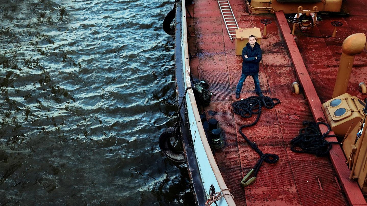 #STERN Tobi Schlegl/ Autorin Kerstin Hellberg Im Frühsommer 2021 half Tobi Schlegl für mehrere Wochen als Notfallsanitäter bei der Seenotrettung Geflüchteter vor der Küste Libyens- und es wurden dramatische Wochen für die Crew und ihn. Erst Schwieri... Tobi Schlegl aus der Vogelperspektive auf einem Schiff