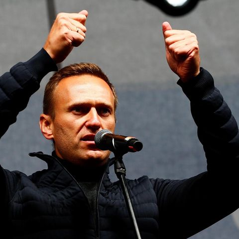 Alexej Nawalny spricht bei einem Auftritt 2019 in ein Mikrofon
