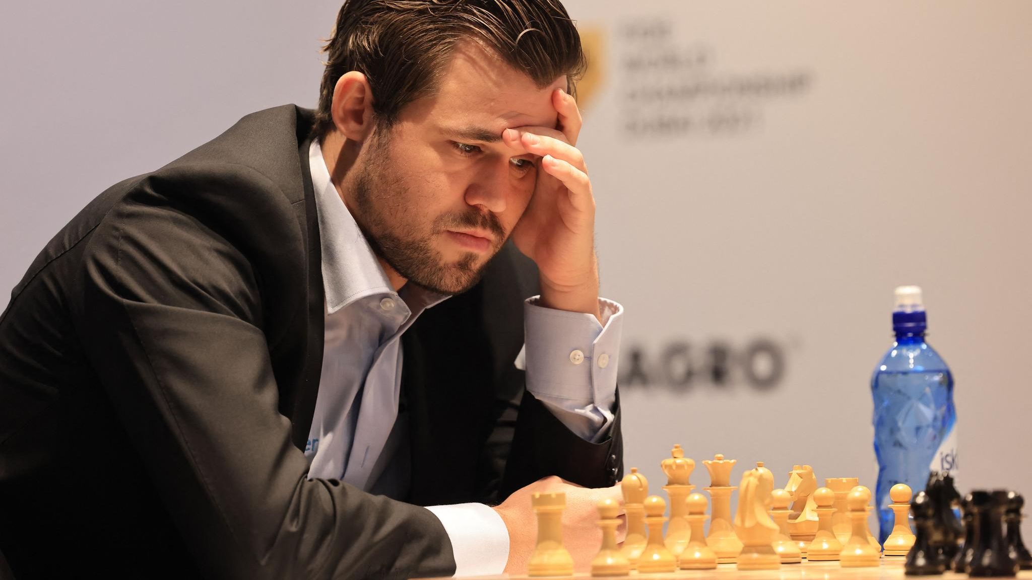 Magnus Carlsen Schach-Superstar verliert gegen Teenager aus Indien STERN.de