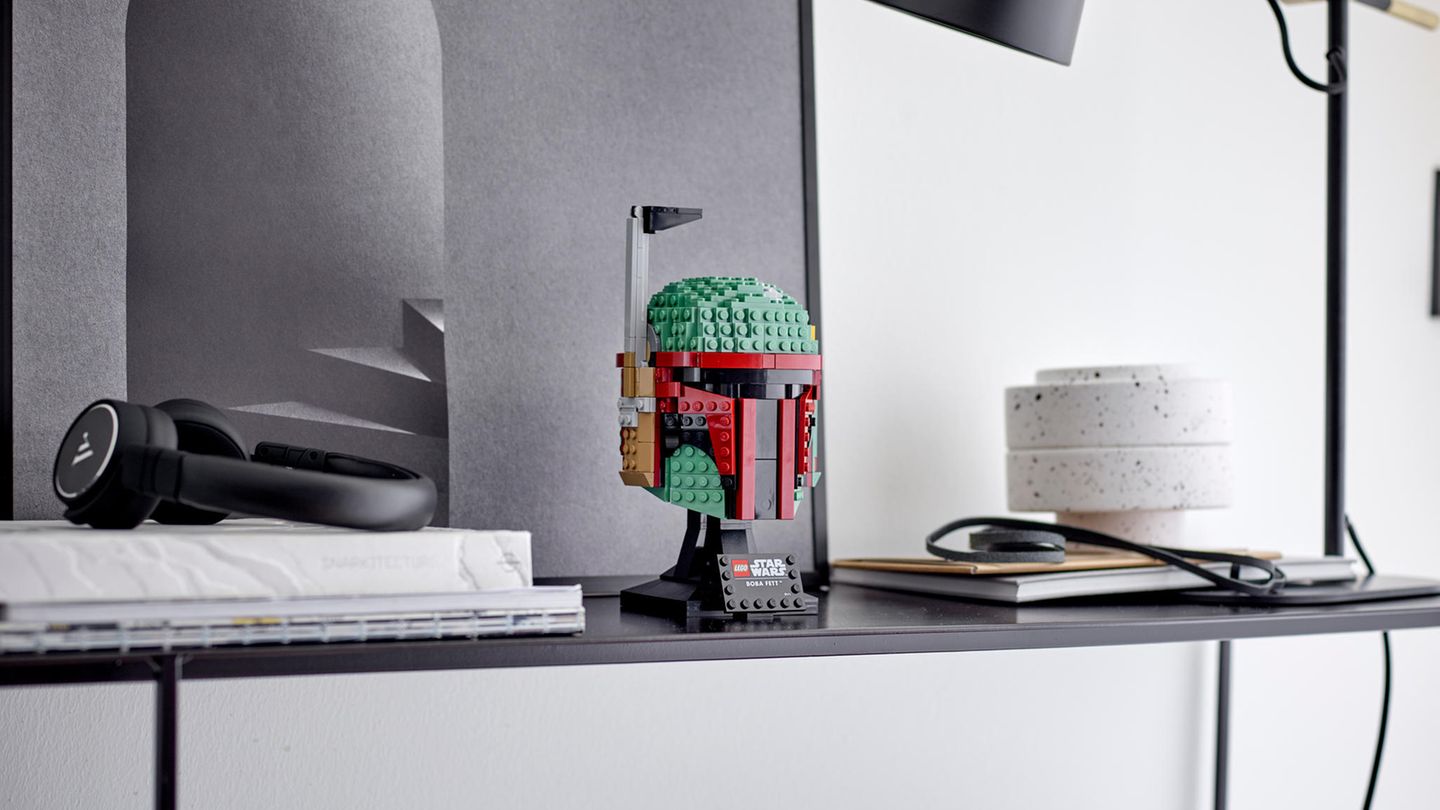 Lego Star Wars Helme: Boba Fett als Deko in einem Regal