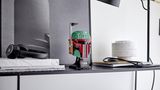 Lego Star Wars Helme: Boba Fett als Deko in einem Regal