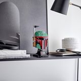 Lego Star Wars Helme: Boba Fett als Deko in einem Regal