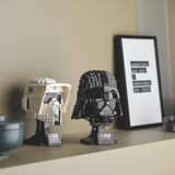 Lego Star Wars Helme: Darth Vader und ein Scout Trooper Helm auf einem Regal
