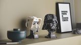 Lego Star Wars Helme: Darth Vader und ein Scout Trooper Helm auf einem Regal