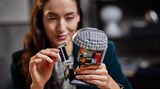 Lego Star Wars Helme: Junge Frau baut den Mandalorianer Helm