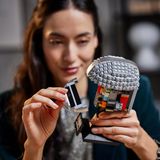 Lego Star Wars Helme: Junge Frau baut den Mandalorianer Helm