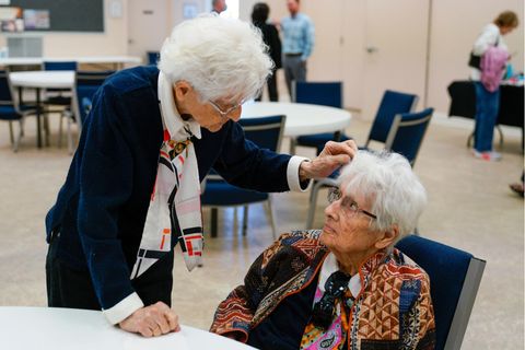 Die hundertjährigen Zwillinge Edy und Norma beim Kuchenessen