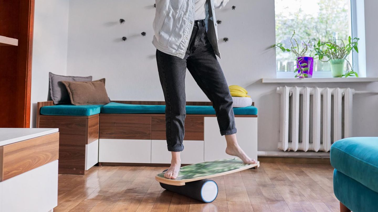 Trendy balance board: train your sense of balance and your muscles
