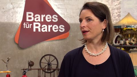 "Bares für Rares"-Expertin Wendela Horz steht im Studio in Pulheim
