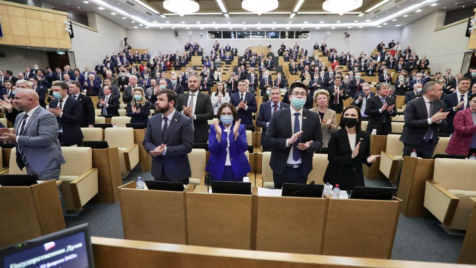 Die Abgeordneten der Staatsduma applaudieren Die Abgeordneten der Staatsduma applaudieren