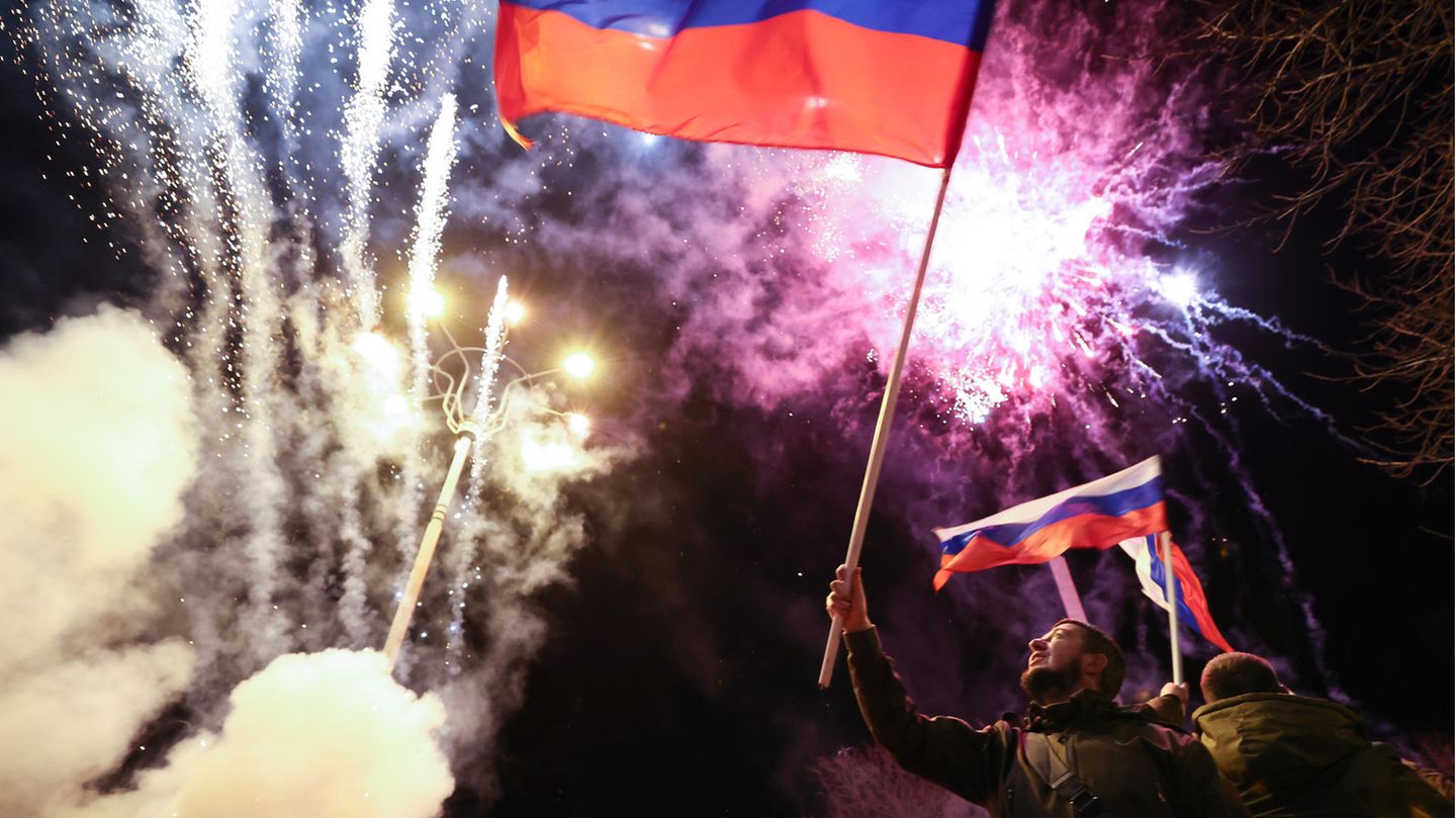 Anwohner in Doenzk feiern die Anerkennung ihrer Unabhängigkeit durch Russland