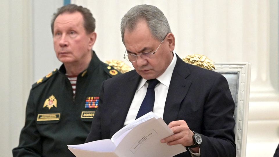 Russlands Verteidigungsminister Sergei Schoigu (l. vorne) und Außenminister Sergei Lawrow (r. vorne) blättern in Dokumenten