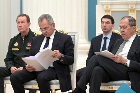 Russlands Verteidigungsminister Sergei Schoigu (l. vorne) und Außenminister Sergei Lawrow (r. vorne) blättern in Dokumenten