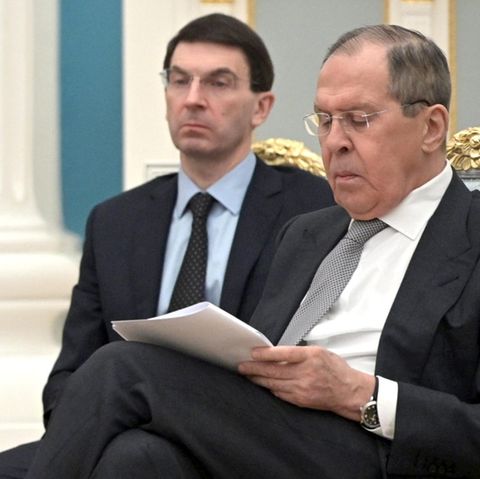 Russlands Verteidigungsminister Sergei Schoigu (l. vorne) und Außenminister Sergei Lawrow (r. vorne) blättern in Dokumenten