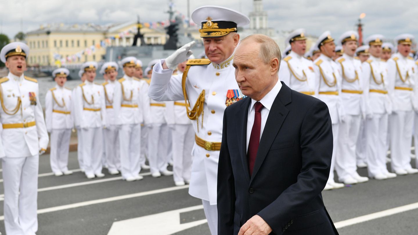 Wladimir Putin bei einer Marineparade im Juli 2021.