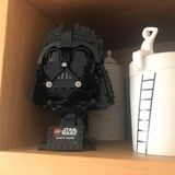 Lego Star Wars Helme: Der Furcht einflößende Darth Vader Helm im Regal
