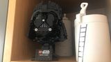 Lego Star Wars Helme: Der Furcht einflößende Darth Vader Helm im Regal